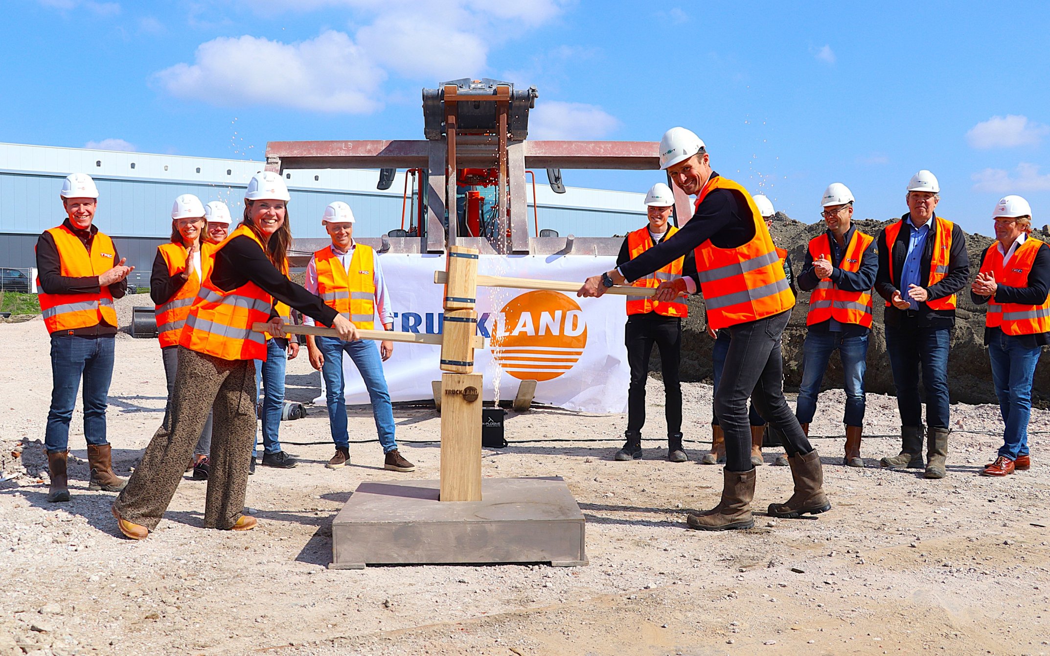 Eerste paal Truckland Lansingerland_small-1